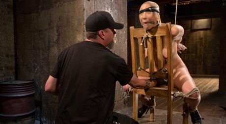 Над сдержанной девушкой Абеллой Дэнджер в подземелье издевается мужчина-садист картинка 7