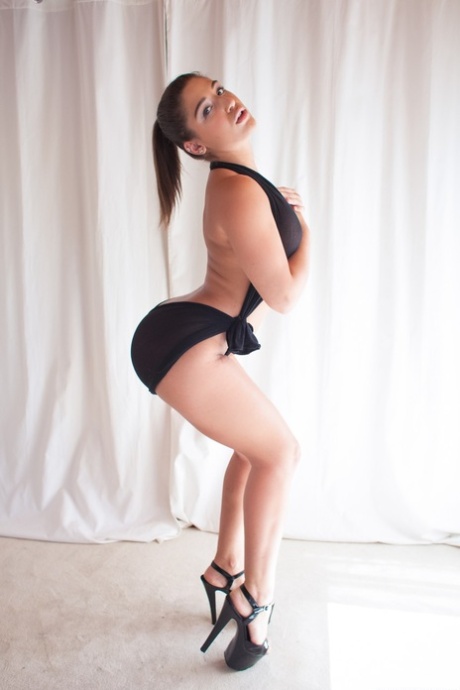 Сексуальная шлюха Абелла Дэнджер раздвигает ножки, показывая шикарную задницу и бритую пизду картинка 2