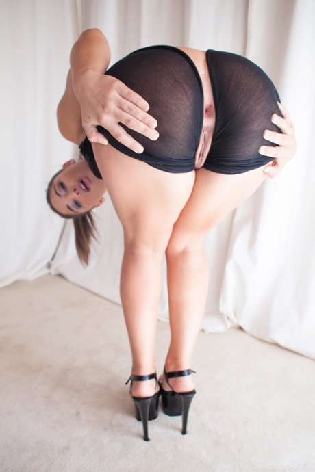 Сексуальная шлюха Абелла Дэнджер раздвигает ножки, показывая шикарную задницу и бритую пизду картинка 5