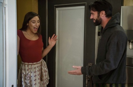 Порнозвезда Абелла Дэнджер соблазняет своего мужа на кухонном столе картинка 1