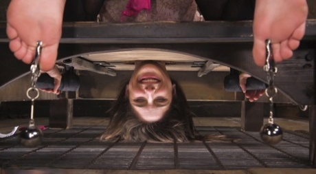 Абеллу Дэнджер беспомощно удерживают, прежде чем сделать минет и испытать шок картинка 4