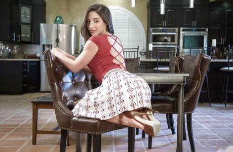 Студентка-милашка Абелла Дэнджер снимает юбку и комбинезон, чтобы позировать обнаженной картинка 1