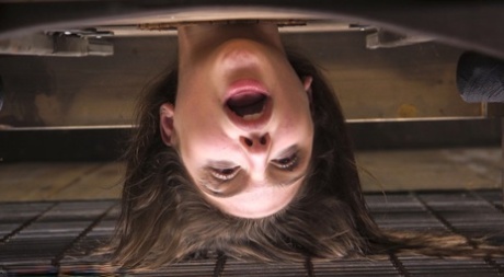 Абеллу Дэнджер беспомощно удерживают, прежде чем сделать минет и испытать шок картинка 9