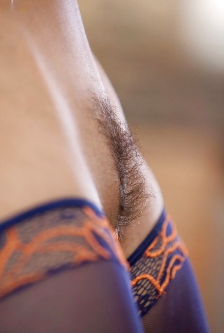 Латиноамериканская порнозвезда Абелла Дэнджер освобождает сексуальную попку от трусиков в нейлоновых чулках картинка 9