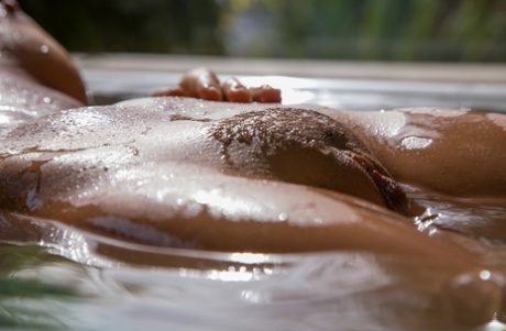 Мокрая красотка с симпатичным личиком Эбигейл Мак купает свою киску на открытом воздухе картинка 4