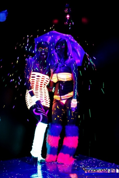 Эбигейл Мак Пуба в сети светится в темноте лесбийским сексом картинка 7