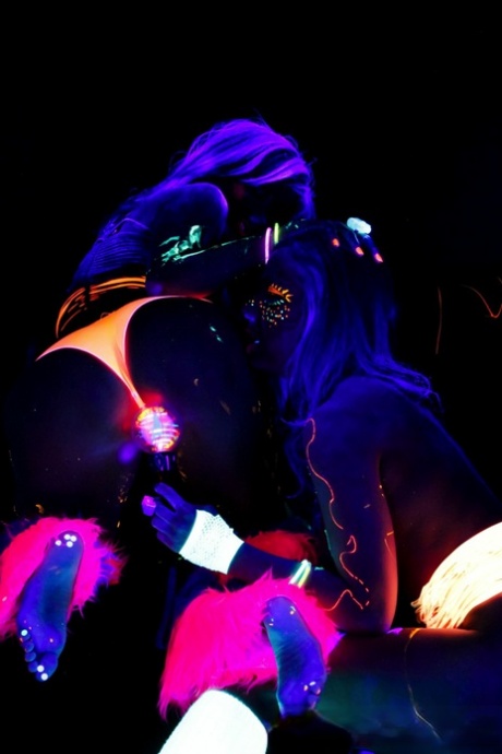 Эбигейл Мак Пуба в сети светится в темноте лесбийским сексом картинка 5