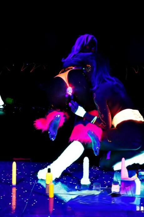 Эбигейл Мак Пуба в сети светится в темноте лесбийским сексом картинка 2