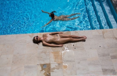 Лесбиянки в бикини и солнцезащитных очках лижут киски и попки после купания в бассейне картинка 4