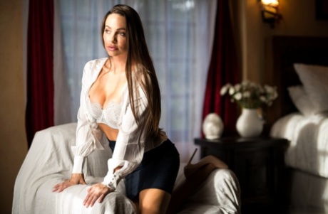 Высокая женщина с длинными волосами и большими сиськами принимает великолепные позы, когда раздевается картинка 2