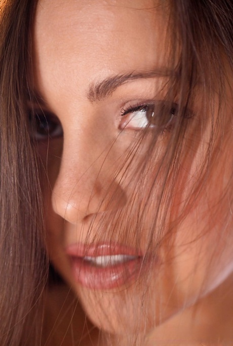 Желанная брюнетка показывает нам крупным планом свои сиськи и горшочек с медом картинка 15