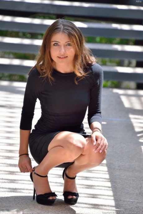 Молоденькая милашка в обтягивающем платье и на каблуках вставляет большой огурец в киску картинка 1