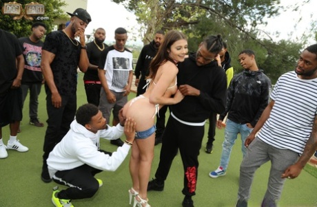 Брюнетка шлюха выплевывает сперму после межрасового минета в гольф-клубе картинка 4