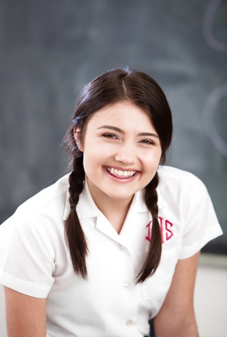 Молодая соло-девушка Адриа Рей обнажает крошечные сиськи и школьную попку с косичками картинка 1