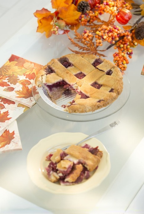 Сладкая девушка-подросток Адриа Рей раздевается догола после того, как насладилась кусочком пирога картинка 3