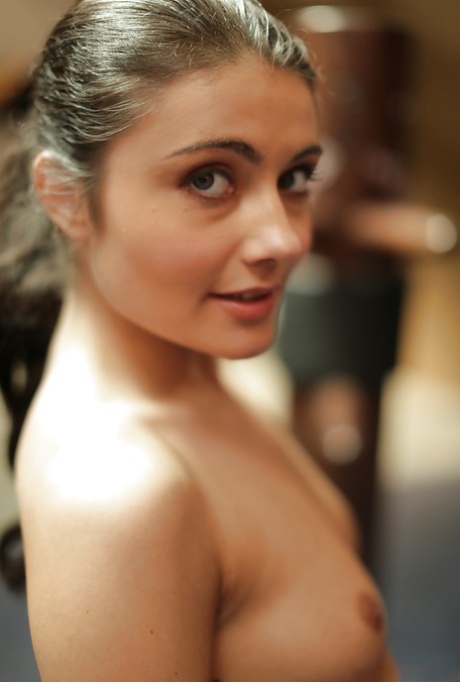 Миниатюрная порнозвезда Адриа Рей снимает спортивный бюстгальтер и штаны для йоги в тренажерном зале картинка 16