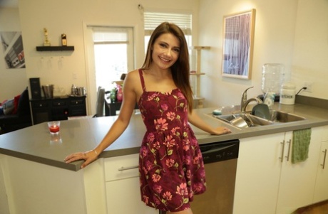 Сладкая молоденькая Адриа Рей мелькает на кухне перед сексом от первого лица из киски в рот картинка 1