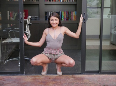 Симпатичная бывшая девушка Адриа Рей раздевается догола перед тем, как залезть в ванну картинка 3