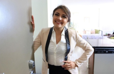 Миниатюрная девушка Адриа Рей снимает деловую одежду во время жесткого секса от первого лица картинка 1