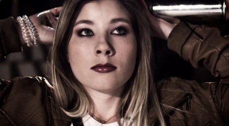 Заключенную женщину заставляют заниматься сексом с тюремщиками мужского и женского пола в ее камере картинка 1