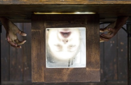 Грудастая фетиш-модель Адриана Чечик висела вниз головой лицом в коробке картинка 14