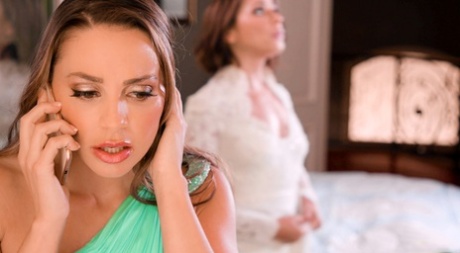 Брошенная невеста Адриана Чечик находит утешение в лесбийском сексе с Эбигейл Мак картинка 1