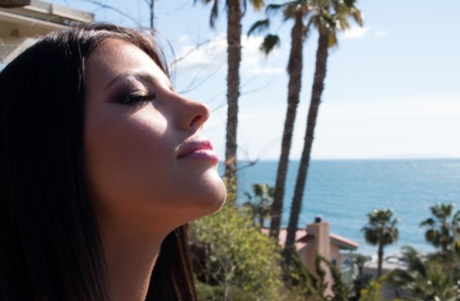 Знойная соло-модель Адриана Чечик натягивает штаны для йоги на большую попу во внутреннем дворике картинка 6