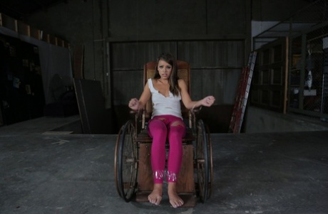 Адриана Чечик получает двойной трах от больших черных членов во время групповухи картинка 1