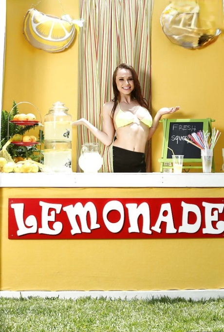 Молоденькая шлюшка в бикини обнажает большие сиськи на публике перед жестким сексом картинка 7