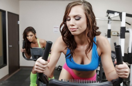 Горячие лесбиянки Айдра Фокс и Рина Скай играют и лижут жопы картинка 1