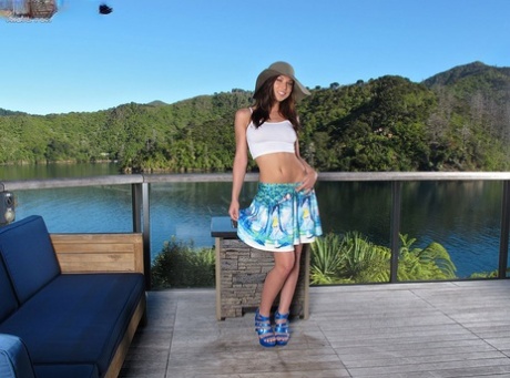 Айдра Фокс с большой грудью сверкает юбкой в трусиках и теребит пальцами попку у озера на каблуках картинка 1