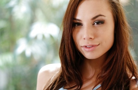 Красивая молоденькая красотка Айдра Фокс выпускает красивую пару девичьих сисек картинка 2