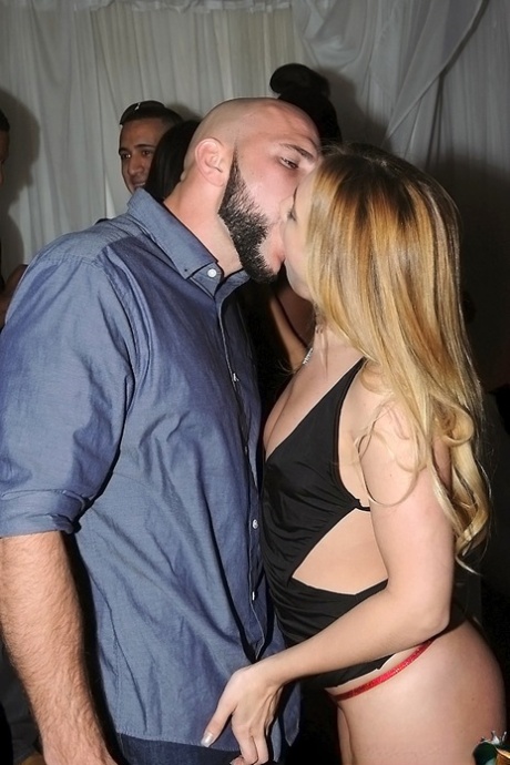 Ночь танцев для тусовщиц быстро превращается в секс на танцполе картинка 11