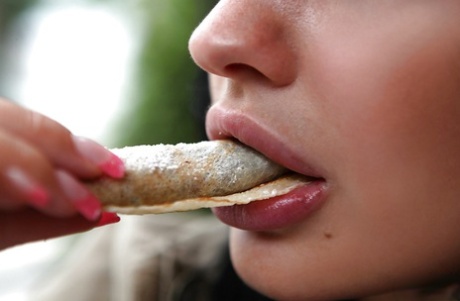 Алетта Оушен ужинает вне дома и не упускает шанса показать свои сиськи картинка 12