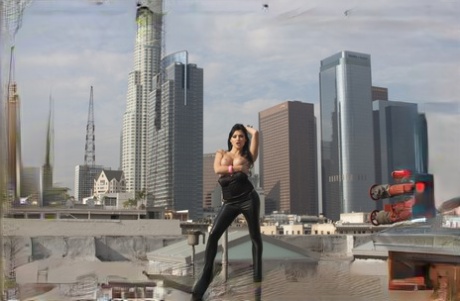 Грудастая цыпочка Алетта Оушен стягивает кожаные штаны, чтобы выставить напоказ свою сочную попку картинка 4