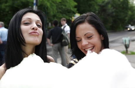 Порнозвезда с красивым лицом Алетта Оушен прогуливается с подругой картинка 16