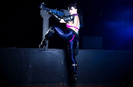 Порнозвезда Алетта Оушен демонстрирует большие сиськи и красивую попку в костюме для косплея картинка 4