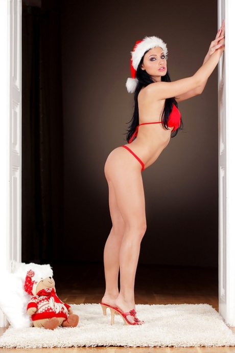 Сексуальная красотка Алетта Оушен снимает свое бикини и мастурбирует свою пизду картинка 1