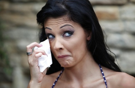 Грудастая порнозвезда Алетта Оушен раздвигает свою попку для траха картинка 12