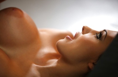 Грудастая порнозвезда Алетта Оушен мастурбирует свою попку и занимается анальным сексом картинка 2