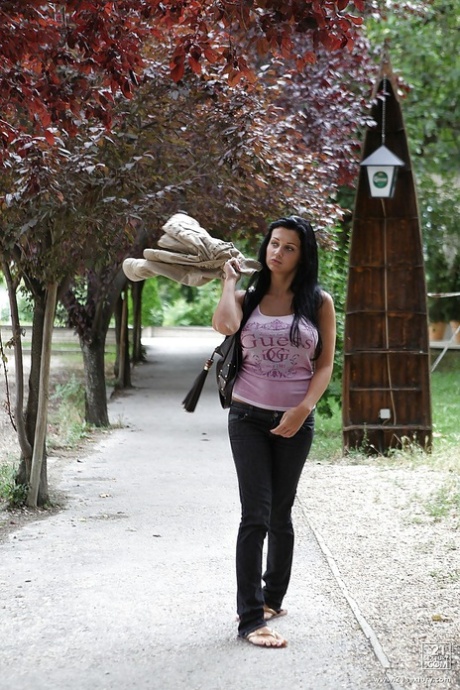 Алетта Оушен ужинает вне дома и не упускает шанса показать свои сиськи картинка 1