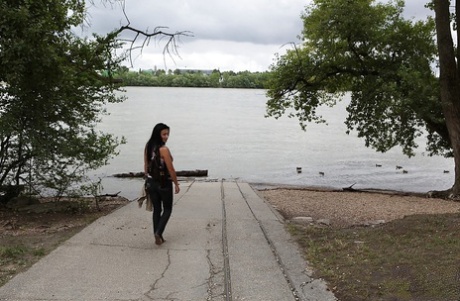 Алетта Оушен ужинает вне дома и не упускает шанса показать свои сиськи картинка 4