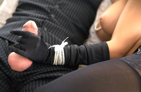 Темноволосая порнозвезда в чулках и длинных перчатках щеголяет большими сиськами картинка 9