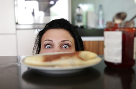 Порнозвезда Алетта Оушен с великолепным телом и улыбкой развлекается дома картинка 15