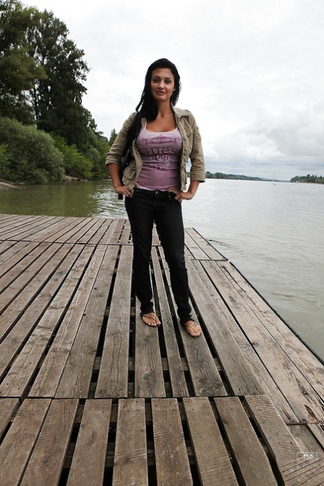 Алетта Оушен ужинает вне дома и не упускает шанса показать свои сиськи картинка 13