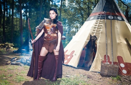 Брюнетка Алетта Оушен освобождает массивные сиськи от костюма для косплея на открытом воздухе картинка 1