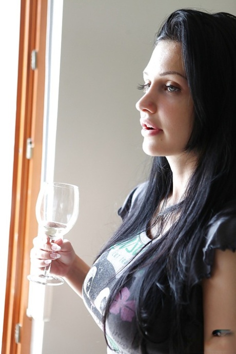 Порнозвезда Алетта Оушен с великолепным телом и улыбкой развлекается дома картинка 2