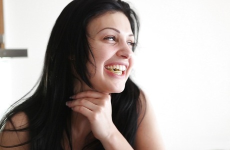 Порнозвезда с длинными ногами Алетта Оушен лежит на своей кровати картинка 16