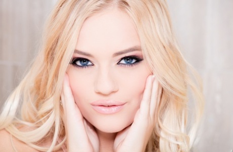 Сексуальную белокурую цыпочку Алекс Грей трахают в рот после того, как трахнули в попку картинка 3