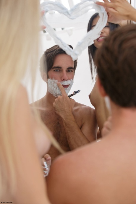 Лучшие друзья Алекс Грей и Вероника Родригес соблазняют горячую соседку на секс втроем картинка 1